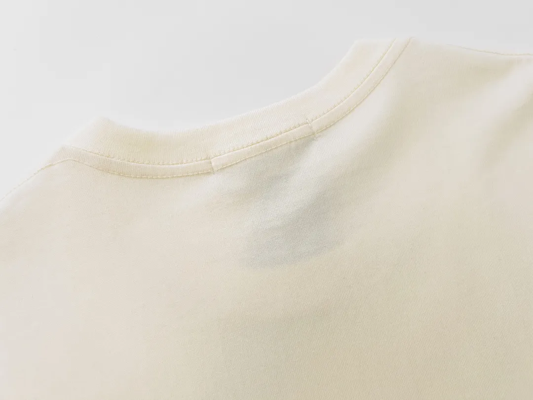 W623#P106💰 [Stone Island’s popular cuffed branded round neck off-shoulder short-sleeved T-shirt] Super versatile! A short-sleeved upper body for major celebrity internet celebrities, made of 260g combed cotton 32-count double yarn. Comfortable and breathable, customized accessories, oversize version. Dropped shoulder sleeves, very loose, same style for men and women, suitable for couples💑 Match as you like. The upper body is super beautiful. Color: Black White Apricot Gray Navy Size: M L XL XXL Ｍ Shoulder Width 47 Bust 52 Length 70 L Shoulder Width 48 Bust 54 Length 72 XL Shoulder width 59 Bust 56 Length 74 XXL Shoulder width 50 Bust 58 Length 76